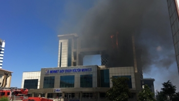 Bayrampaşa Mehmet Akif Ersoy Kültür Merkezinde Korkutan Yangın
