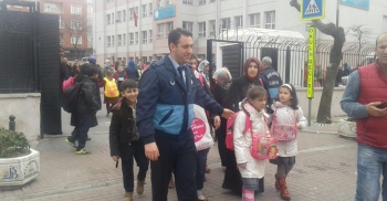 BAYRAMPAŞALI MİNİKLER OKUL YOLUNDA GÜVENDE