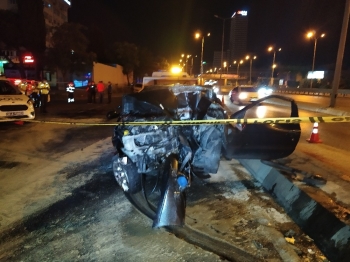 Beylikdüzü’De Otomobil Tabela Direğine Çarptı: 4 Yaralı
