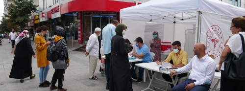 Cebeci’de kurulan stantta aşı olmak isteyenler kuyruk oluşturdu