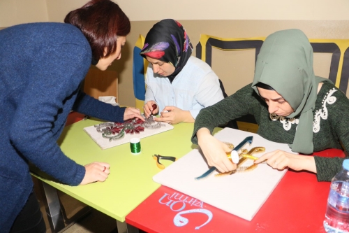 Çocuklar eğitim görüyor, anneleri meslek öğreniyor