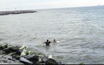 Denize Atlayarak İntihar Girişiminde Bulunan Kadını Polisler Kurtardı
