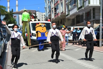 Esenyurt’Ta Sosyal Mesafe Çubuğuyla Halay

