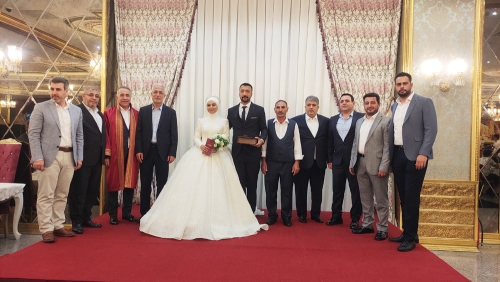 Faruk Dere,Elif Olur ile görkemli bir şekilde yapılan düğün töreni ile dünya evine girdi.