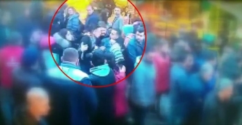 Fatih’Te 3 Kişi Herkesin İçinde Bir Kadının Telefonunu Böyle Çaldı
