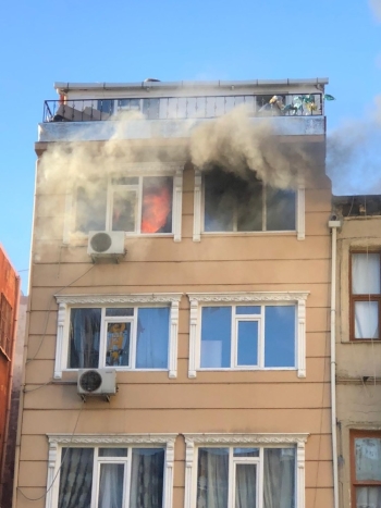 Fatih’Te Butik Otelde Yangın Paniği
