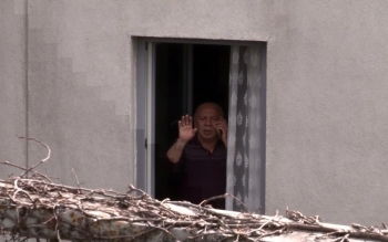 Florya Beşyol Kız Öğrenci Yurdu’Nda Karantinadaki Vatandaşlar Yakınlarına El Salladı
