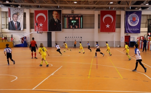 FUTSALIN YILDIZLARI KUPALARINI ALDI