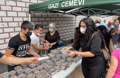 Gazi Eğitim ve Kültür Vakfı (Gazi Cemevi ) aşure dağıttı