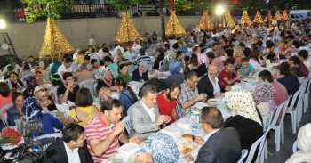 GAZİOSMANPAŞA’DA İLK İFTAR BİNLERCE KİŞİYİ BİRARAYA GETİRDİ