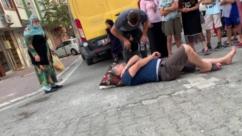 Geri Geri Giden Kargo Aracı Bir Kişiye Çarptı
