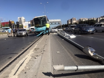Halk Otobüsü Motosiklete Çarpmamak İçin Refüje Çıktı: 2 Yaralı
