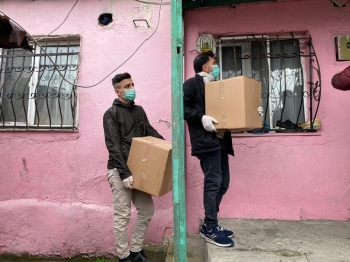 İşadamı Nevzat Kaya İhtiyaç Sahiplerine Yüzlerce Gıda Kolisi Dağıttı
