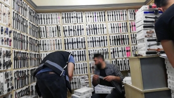 İstanbul’Da Kaçak Saat Operasyonu: 6 Bin Kol Saati Ele Geçirildi
