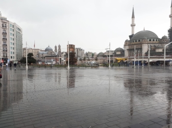 İstanbul’Da Vatandaşlar Yağmura Hazırlıksız Yakalandı
