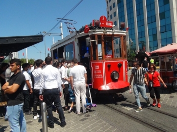 İstiklal Caddesi’Nde Dikkat Çeken Bayram Yoğunluğu
