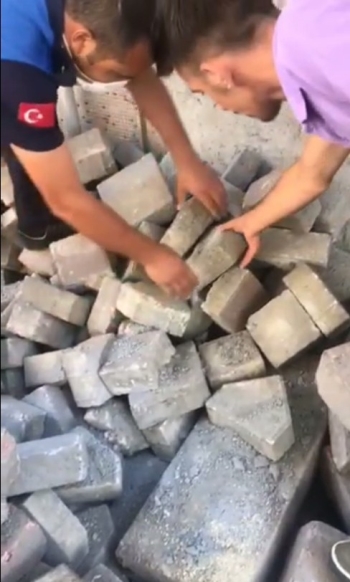 Kaldırım Taşlarının Arasında Sıkışan Kedinin Yardımına Belediye Ekipleri Koştu
