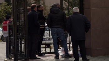 Karantinadaki Tanıdıkları İçin Yurtlara Erzak Getiriyorlar
