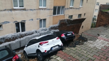 Kartal’Da Bir Sitenin Otoparkında Duvar Çöktü. Otomobiller Açılan Çukura  Düşerken Olay Yerine İtfaiye Ekipleri Sevk Edildi.
