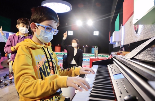 KİMİSİ YEMEK YAPIYOR, KİMİSİ ROBOT PROGRAMLIYOR