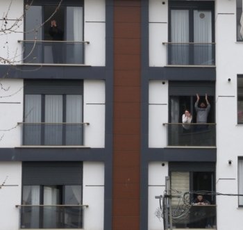 Korona Virüs Nedeniyle Evde Kalan Vatandaşlar Sokaklarına Gelen Bando Takımıyla Moral Buldu
