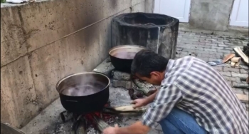 Korona Virüsten Korunmak İçin Kavanozlar Dolusu Pekmez Yapıp Komşularına Dağıttı
