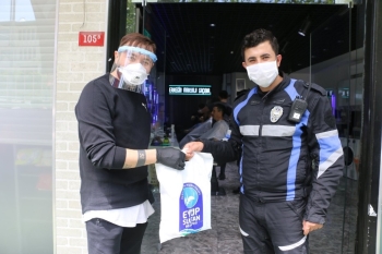 Kuaför Ve Berberlere Ücretsiz Maske Ve Eldiven Dağıtıldı
