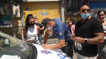 Maskesiz Yakalanan Kadın Gazetecinin Üzerine Yürüdü
