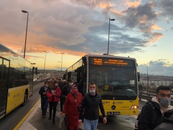 Metrobüsler Kafa Kafaya Çarpışmaktan Kıl Payı Kurtuldu
