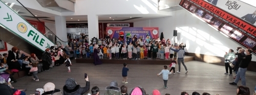 MİNİKLER, TİYATRO VE ANİMASYON GÖSTERİLERİYLE EĞLENDİ