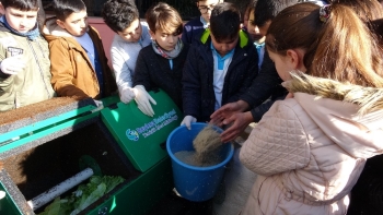 Öğrenciler Yediklerini Kompost Haline Getiriyor, Geri Dönüşüme Katkı Sağlıyor
