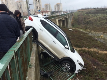 Önce Demir Korkuluklara Çarptı Sonra Askıda Kaldı
