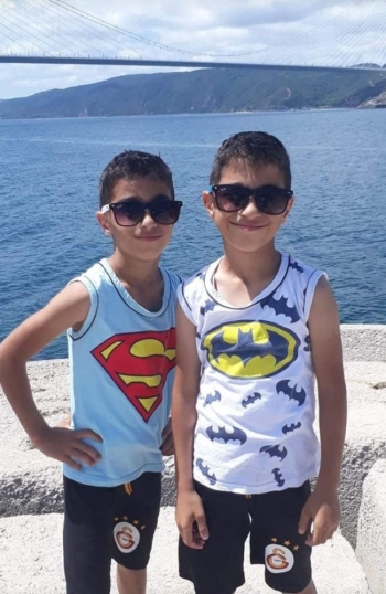 Parkta Oynayan Küçük Çocuğun Üzerine Aydınlatma Direği Düştü
