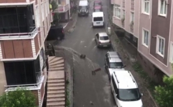 Pazar Kasaları Yağmurda Böyle Sürüklendi
