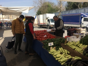 Pazarda Seçmece Yasaklandı, Yiyecekleri Pazarcılar Poşetledi
