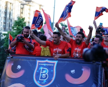 Şampiyon Başakşehir, Üstü Açık Otobüsle Stada Geldi
