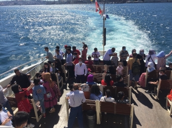 Şehir Hatları Vapurunda Sosyal Mesafe Hiçe Sayıldı
