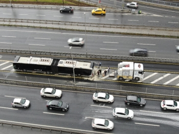 Şişli’De Seyir Halindeki Metrobüste Yangın Çıktı
