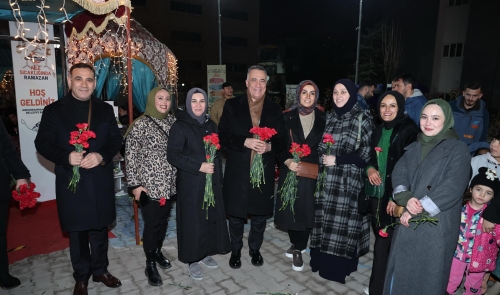 Sultangazi Belediye Başkanı Abdurrahman Dursun, 8 Mart Dünya Kadınlar Günü’nü Karanfil Dağıtarak Kutladı