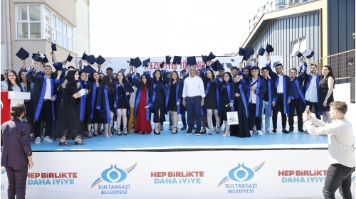 Sultangazi Belediye Başkanı Dursun Liseli Gençlerin Mezuniyet Mutluluğuna Ortak Oldu
