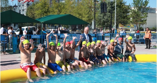 Sultangazili Çocukların Yüzme Keyfi