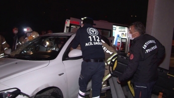 Tem Otoyolunda Otomobil Bariyerlere Ok Gibi Saplandı; 2 Ağır Yaralı
