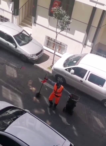 Temizlik İşçisi Türk Bayrağıyla Oynayıp 23 Nisan’I Kutladı
