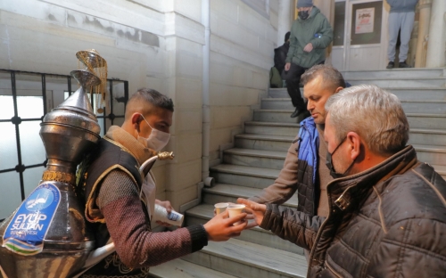 Teravih namazı sonrası camilerde şerbet ikramı