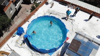 Torunları İçin Havuz Keyfini Evin Çatısına Taşıdı
