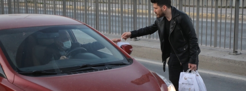 Trafikte kalan sürücülere iftariyelik dağıtıyoruz