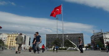 Türk Bayrakları Neden İndirildi?