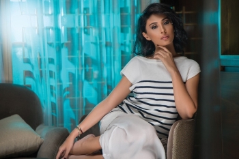 Ünlü Oyuncu Evden Çıkamayan Yaşlılara Yardım Etti
