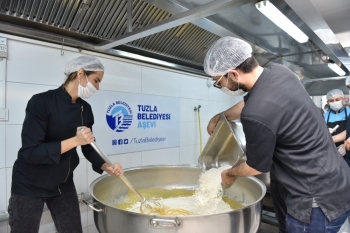 Ünlü Şefler, İhtiyaç Sahibi 65 Yaş Ve Üstü 3 Bin Tuzlalı’Ya Bayram Tatlısı Hazırladı
