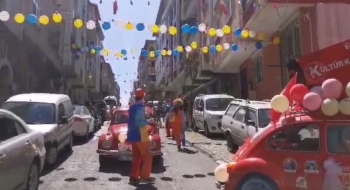 Vatandaş Balkondan Çaldı Animasyon Ekibi Doyasıya Oynadı

